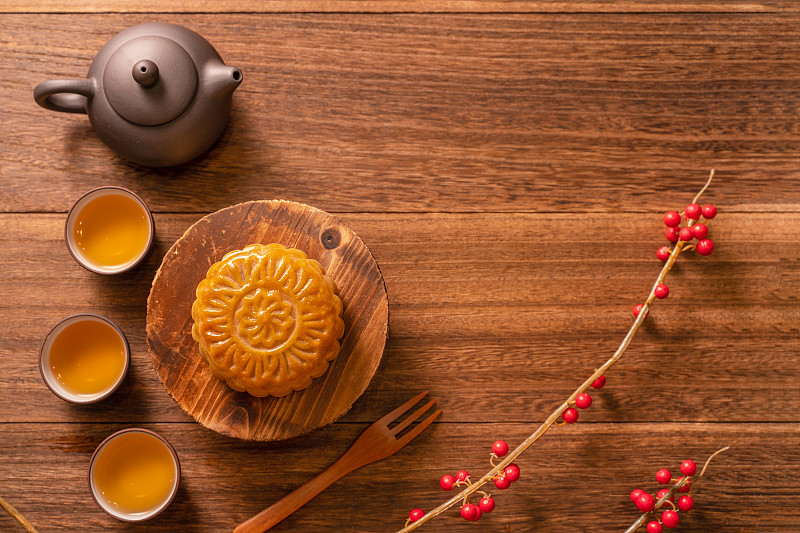 月饼桌上设置-中国传统糕点与茶杯在木制背景，中秋节的概念。预览效果