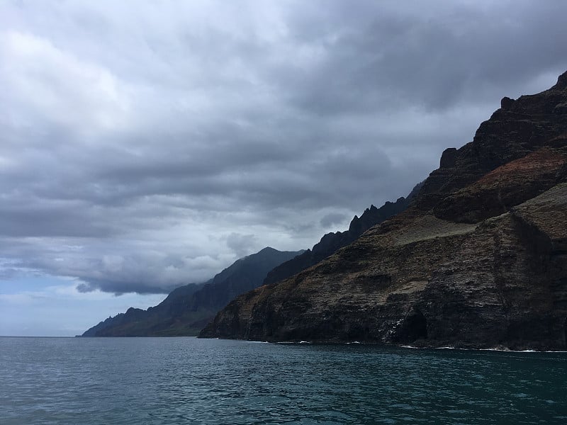 山脉和悬崖在夏威夷考艾岛的纳帕利海岸-从太平洋看。