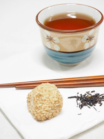 红茶，茶叶，瓷器，年糕，筷子，白底，