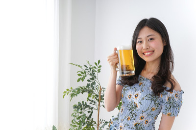 年轻女子喝啤酒