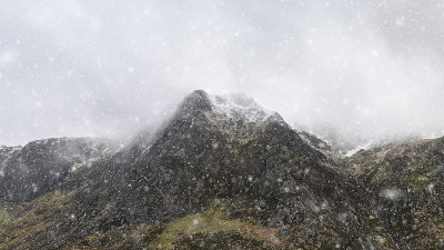 令人震惊的，情绪化的，戏剧性的冬季景观图片，积雪覆盖的Y Garn山在斯诺登尼亚