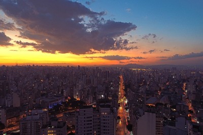城市日落鸟瞰图，São圣保罗，巴西。伟大的彩色天空。爆炸的颜色。美丽的风景。