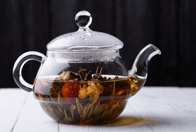 在玻璃茶壶中盛开的绿茶