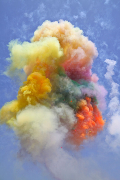 彩虹烟清天空