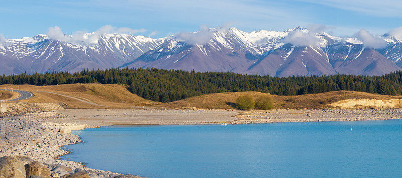 雪覆盖的南阿尔卑斯山和普卡基湖，新西兰