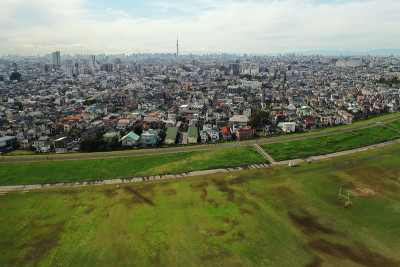 从江户川上空俯瞰东京