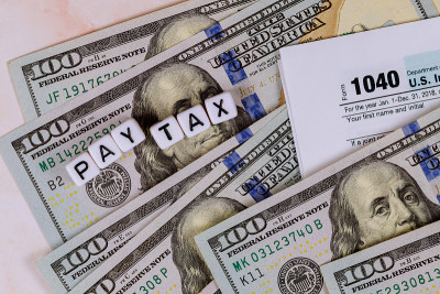 IRS 1040纳税申报表与货币美元钞票接近