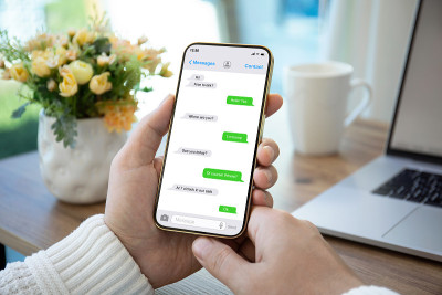 男性手握手机与app messenger屏幕上