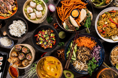 亚洲食物背景与各种配料在乡村的石头背景，俯视图。