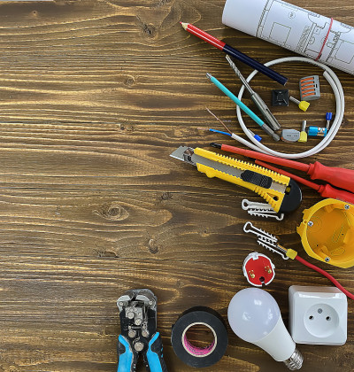 带施工工具的建筑工人。有选择性的重点