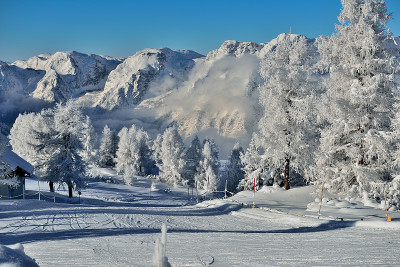 在奥地利阿尔卑斯山上滑雪