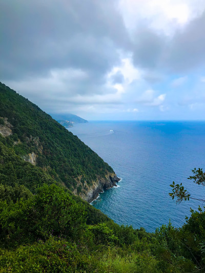 从五园步道顶端俯瞰地中海和山脉景观。