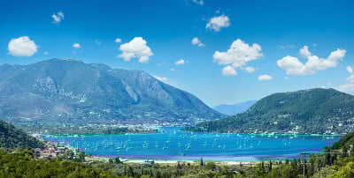 许多帆船在海湾(尼德里，莱夫卡达，希腊)