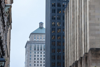 暮色中，加拿大魁北克省老蒙特利尔(Vieux Montreal)的摩天大楼和老建筑。老蒙特利尔是北美