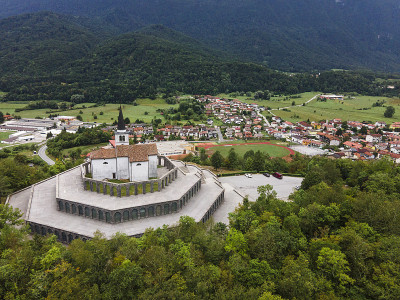 圣安东教堂和Kobarid Ossuary，第一次世界大战卡波雷托纪念馆。空中无人机视图
