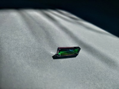 白色表面的莱茵石。孤立的对象。珠宝