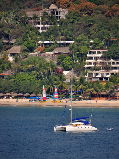 双体船在Zihuatanejo
