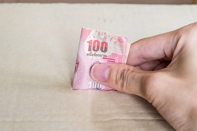 手把钞票放入盒子里，这是省钱的概念