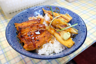 日式鳗鱼与生金枪鱼在碗饭上烤