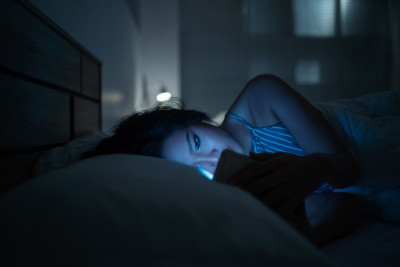 亚洲女人晚上用手机她一个人在床上