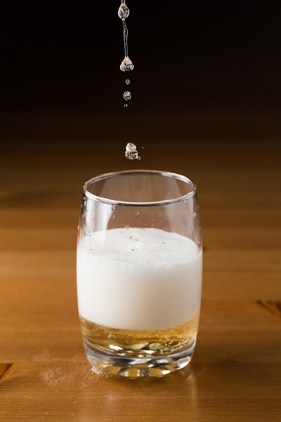 啤酒杯里满是五彩缤纷的灯光。