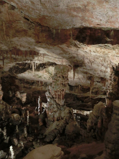 风景如画的喀斯特地貌照亮了洞穴，Postojna grotte