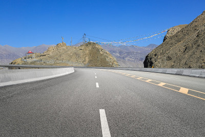 空旷的公路和遥远的山脉，中国