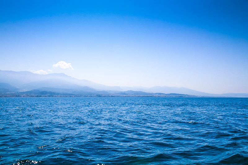 山脉和科林斯湾的大海。