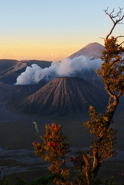 印度尼西亚，烟雾缭绕的火山后面的日出