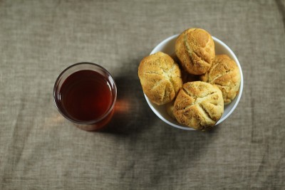 在盘子里装着美味的自制饼干，白底上放着一杯茶
