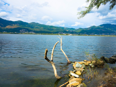 法国科西嘉自然保护区L'Etang de Biguglia湖全景图。旅游度假理念。