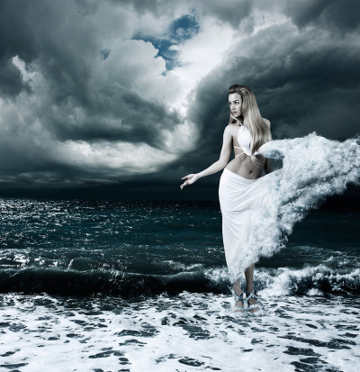 女模特打扮成一个女神在暴风雨的海洋