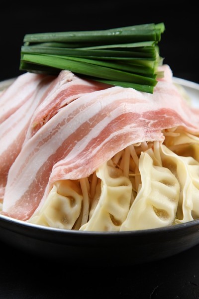 猪肉和中国饺子火锅