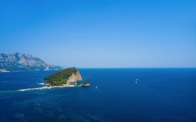 圣尼古拉斯岛在蔚蓝天空的背景下，黑山，鸟瞰图