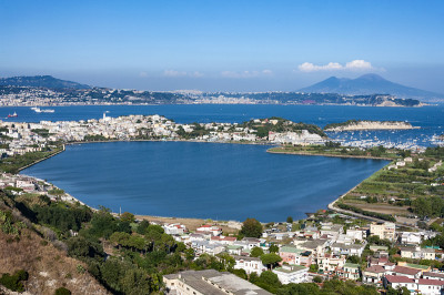 Miseno的景观，它的海角和湖从普罗西达山，那不勒斯