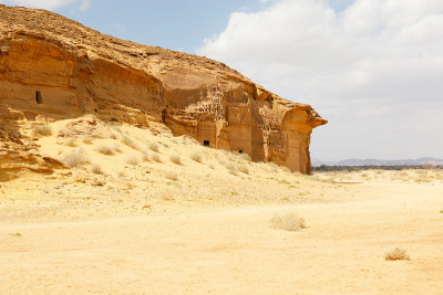 Jabal Al Ahmar有18座坟墓，其中一些最近才被挖掘出来。这个名字是指沙特阿拉伯的Al U