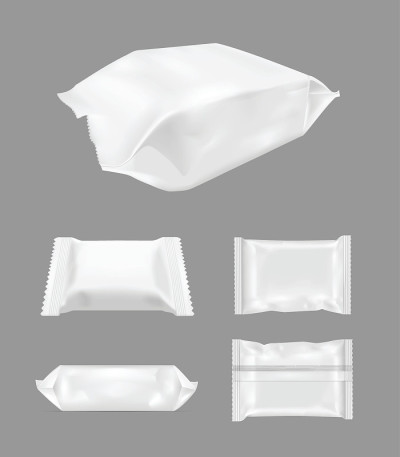 白色空白箔食品零食包装的薯条，糖果和其他产品。湿巾包装