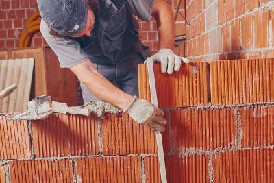 真正的建筑工人在室内砌砖。