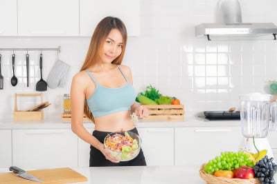 健身女孩拿着沙拉碗。