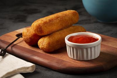 炸Risol或Risol。以奶酪和火腿填充的Risoles。
