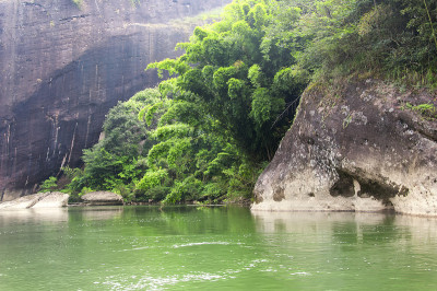 中国武夷山岩石构造异常