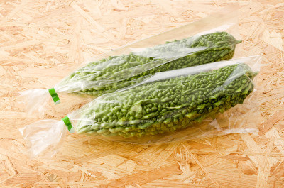 新鲜的戈雅，胶合板背景上的塑料苦瓜