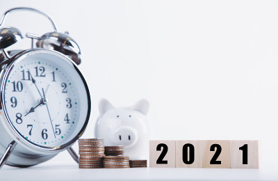 2021年新年存钱罐与木字2021。省钱的概念