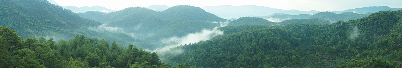 山全景与一个戏剧性的天空