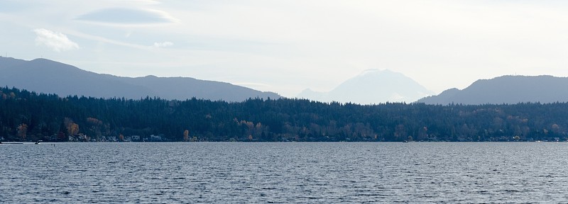 萨马米什湖与美洲狮山和雷尼尔的背景，华盛顿