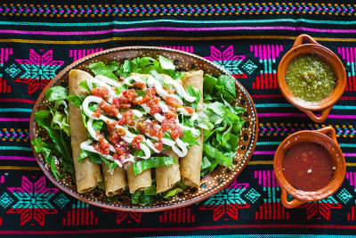 flautas de polo，鸡肉玉米饼，多拉多斯和莎莎在墨西哥城自制的墨西哥食物