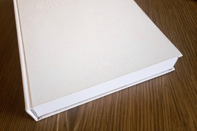 木桌上有硬封面的白纸。小册子封面书模型