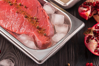 新鲜的肉和香料在冰