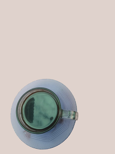 粉红色背景下的一杯黑咖啡