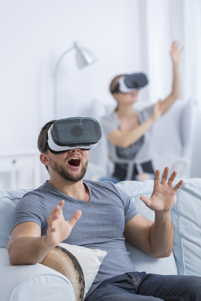 兴奋的男人用3D眼镜